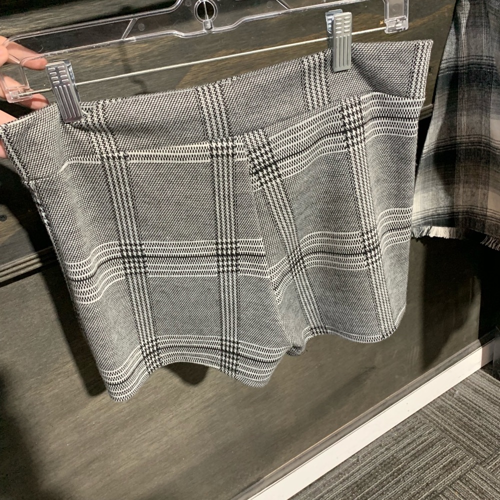 Looks like a skirt but it’s shorts! - Picture 2 of 3